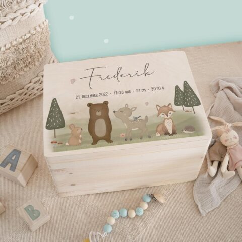 Personalisierte Erinnerungsbox Baby – Holzkiste mit Namen, Wald-Motiv